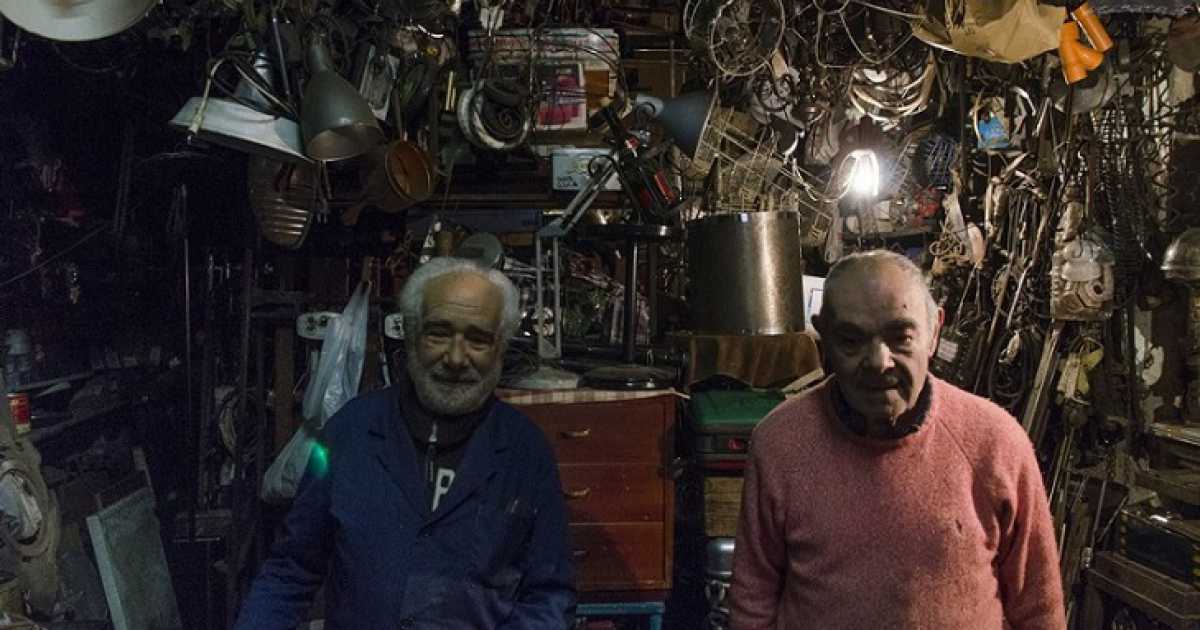 Gli 80enni fratelli Martinelli, gli ultimi fabbri di Bari: �Ma stiamo per chiudere�